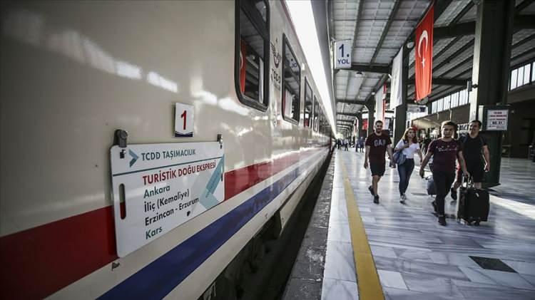 <p>Ulaştırma ve Altyapı Bakanı Adil Uraloğlu, Ekspres trenlerinin 2023-2024 sezonunda yapacağı seferlerle ilgili tüm hazırlıkların tamamlandığını bildirdi. </p>
