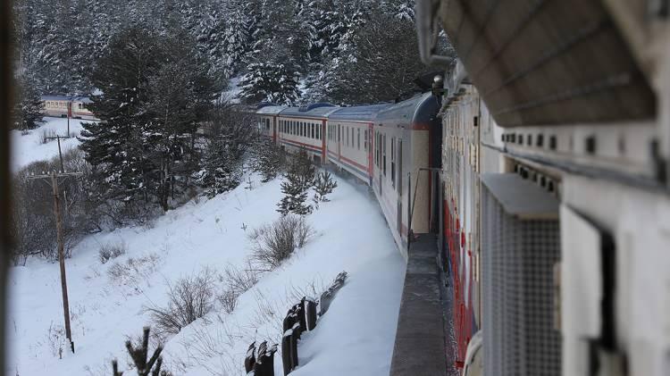 <p>Bu kapsamda Ankara'dan 11 Aralık 2023-8 Mart 2024 tarihleri arasında pazartesi, çarşamba, cuma günlerinde ve Kars'tan 13 Aralık 2023-10 Mart 2024 tarihleri arasında çarşamba, cuma ve pazar günlerinde hareket edecek şekilde seferler başlayacak. </p>
