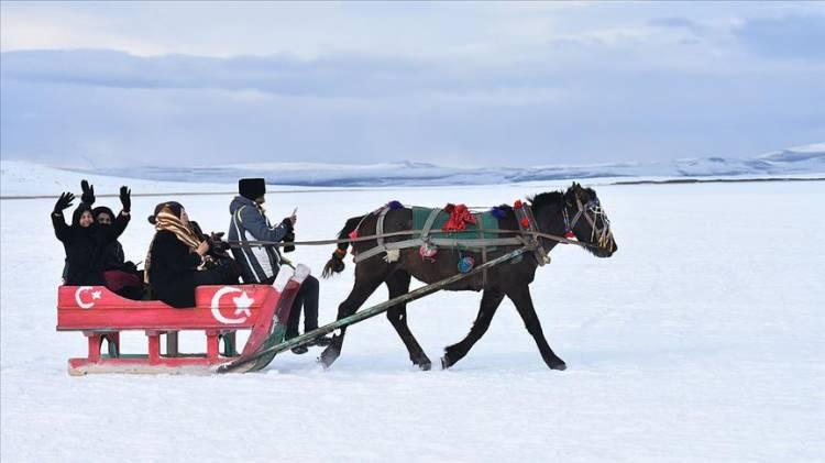 <p>Turistik Doğu Ekspresi ile Kars'taki Ani Harabeleri'nden Çıldır Gölü'ne kadar birçok tarihi ve turistik güzelliklere ulaşılabilecek. </p>