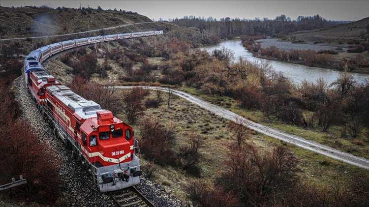 <p>Düşük dönem oda ücreti 6 bin lira, normal dönem oda ücreti 8 bin lira ve yüksek dönem oda ücreti 12 bin 500 lira olarak uygulanacak. Bireysel satışta en düşük ücret oda ücreti. Bir odada en fazla iki kişi seyahat edebilir ancak buna ilave olarak odalarda 0-6 yaş arasında en fazla 2 adet çocuğun seyahati ücretsiz kapsamında olacak.</p>