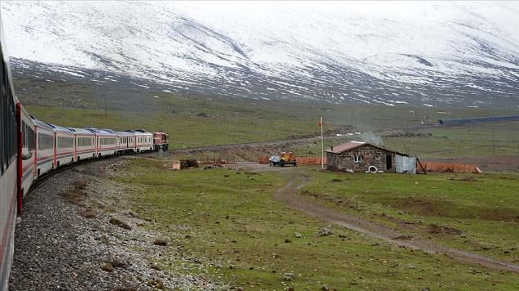 <p> Turistik Doğu Ekspresi Ankara-Kars yönü kalkış saati 15.55, Kars-Ankara kalkış saati 22.20 olarak planlandı. </p>