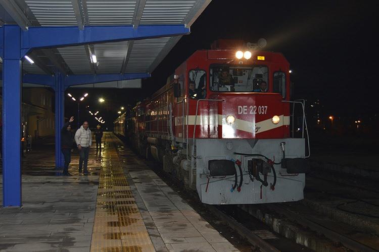 <p> Turistik Doğu Ekspresi, Ankara-Kars yönünde Erzincan'da 164 dakika, Erzurum'da 180 dakikalık duruşla 30 saatlik bir seyahat, Kars-Ankara yönünde İliç ve Divriği'de 180'er dakika, Sivas'ta 230 dakikalık duruşla 34 saat 30 dakikalık bir seyahat programlandı.</p>