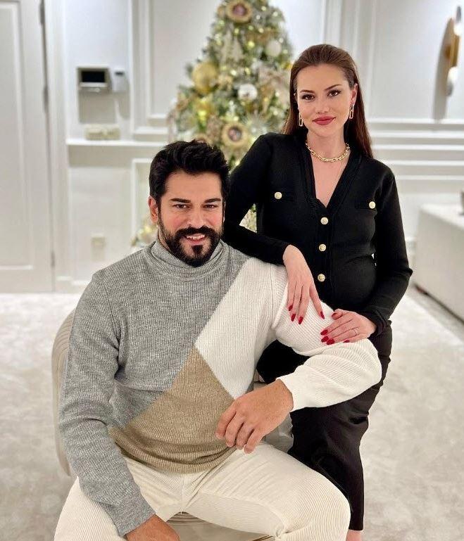 <p><strong>7 yıldır evli olan Burak Özçivit ve Fahriye Evcen, sosyal medya hesaplarından yaptığı paylaşımlarla dikkat çekiyor. Lüks evlerinden paylaşım yapan çift; 4 katlı, havuzlu, lüks villalarıyla gündeme damga vurdu.</strong></p>
