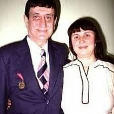 <p><span style="color:#000000"><strong>Hatırlanmayı arzuladığını dile getiren &uuml;nl&uuml; oyuncunun son halini g&ouml;ren sosyal medya kullanıcıları 'Meral Hanım, sizi &ouml;lm&uuml;ş sanıyorduk', 'Vefasızlık ger&ccedil;ekten &ccedil;ok acı', 'Meral Hanım'a destek olmalıyız', 'Ne kadar değişmişsiniz' şeklinde yorumlarda bulundu.</strong></span></p>
