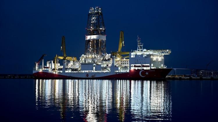 <p>Karadeniz'de son yıllarda yaptığı sondajlarla 710 milyar metreküplük doğal gaz keşfine imza atan Fatih Sondaj Gemisi, yeni müjdeler için arama faaliyetlerine hız kesmeden devam ediyor.</p>
