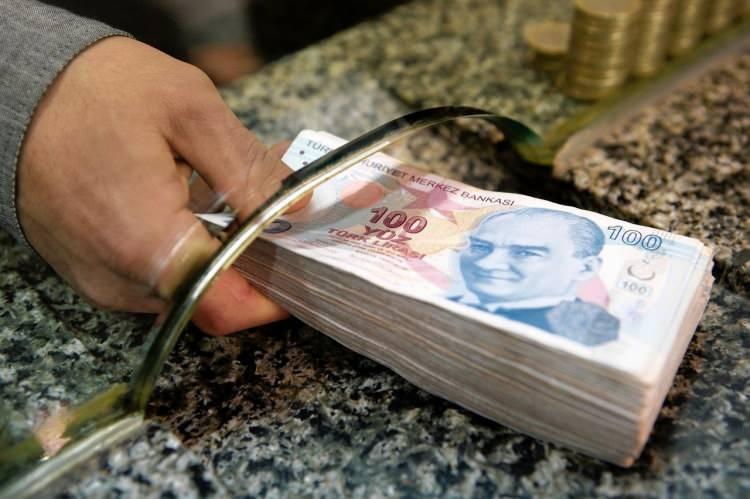 <p>3 aylık gerçekleşen enflasyon oranlarına baktığımızda emeklilerin, memurların cebindeki artışları da söyleyelim; Son üç aylık TÜFE oranı yüzde 25,11. Yani temmuz, ağustos ve eylül ayında somut olarak gerçekleşen TÜFE oranı yüzde 25,11. Yine ekim, kasım ve aralık enflasyonları da belli olacak. Son üç aylık belli olmadan memur ve memur emeklilerinin maaş artışları yüzde 35,73. SSK ve Bağkur emeklilerinin ise yüzde 25,11. Yani ceplerinde olan buna ne ilave edilecek? Son üç ayda gerçekleşen TÜFE oranları da buna ilave edilecek. 65 olursa bahsettiğimiz rakamlar, onun üzerine çıktığı halde bu rakamlar onun üzerine ne kadar çıkarsa artmış olacak.</p>
