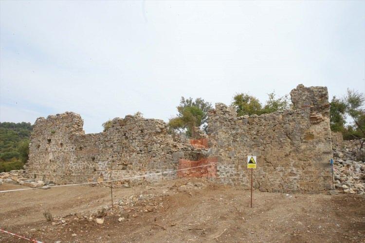 <p>Muğla'nın Köyceğiz ilçesindeki UNESCO Dünya Mirası Geçici Listesi'nde yer alan Kaunos Antik Kenti'nde yürütülen kazılarda, Osmanlı dönemine ait bir türbenin kalıntıları gün yüzüne çıkarıldı.</p>
