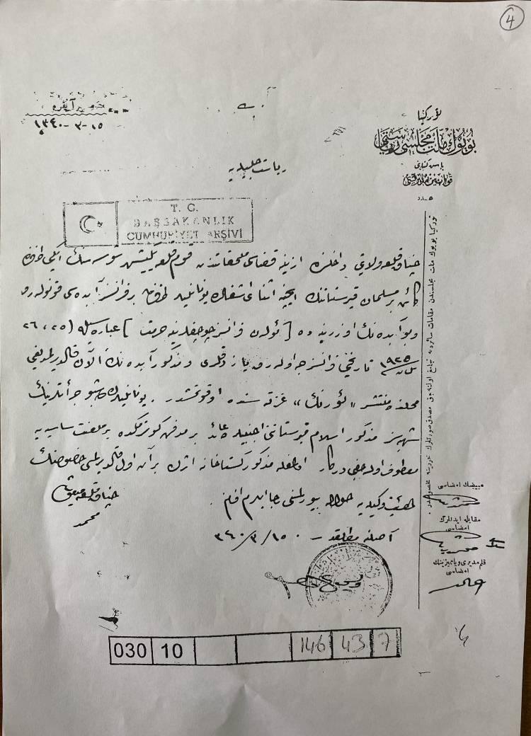 <p> Burada özellikle Fransız askerleriyle Türk askerleri arasında savaşlar gerçekleşti ve buranın özellikle amacına eriştiği belirtilerek 26 Nisan’ı 27 Nisan’a bağlayan gece Fransız askerleri buradan çekildi. Tabi savaş bittikten sonra bu bölge Mondros Mütarekesi sonrasında işgale uğradı. Boğazlar bölgesi İngiliz, Fransız ve İtalyan askerleri tarafından işgal edilirken, bunun dışında kalan yerler ise 1920 yılında Yunanlılar tarafından işgal edildi. Özellikle İngilizleri ve Yunanlıları boğazlar bölgesine yaklaştırmamak konusunda bir politikaları vardı. Ve İstanbul’a yaklaştırmamak konusunda bir politikaları vardı. Yunanlılar tabi bu konuyu kabul etmek istemediler. Fransızları kendi arkalarına almak itibarıyla Kumkale bölgesine orada bir Müslüman mezarlığı var. Oraya bir anıt yaptıkları görülmektedir. Bu anıtın üzerinden de 'kahraman Fransız askerlerinin anısına' şeklinde '25-26 Nisan 1915' tarihi şeklinde Fransızca bir açıklama yazdılar. Tabi bu durum işgal döneminde ayakta kaldı" dedi.</p>
