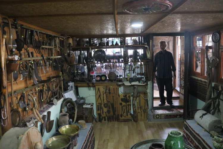 <p>Büyük bir özenle toplayıp biriktiren Kızıltaş, kendisine ait bahçesinde bulunan küçük bir odayı müze haline getirdi.</p>