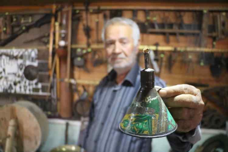 <p>Sivas'ın Divriği ilçesinde bir adam 12 yıllık nostaljik eşya tutkusu ile kendi müzesine oluşturdu. </p>