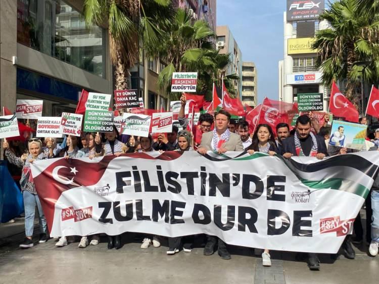 <p>Bugünde, burada olduğu gibi 81 ilimizin tamamında eş zamanlı olarak AK Parti Gençlik Kolları mensupları olarak;</p>
<p>Bugün Gazze’de soykırıma dur de<br />
Bugün Gazze’deki vahşete dur de<br />
Bugün Gazze’deki zulme dur de<br />
Bugün Gazze’de yaşanan insanlık suçlarına dur de<br />
Bugün İsrail’e dur de</p>
<p>Diyerek haykırıyoruz ve #SayStop demeye devam ediyoruz.</p>
<p>Bu vatanın gençleri hem kültürü hem de uluslararası değerlere olan bağlılığın bir sonucu olarak Gazze’de yapılan insan hakları ihlallerinin dimdik karşısındadır.</p>