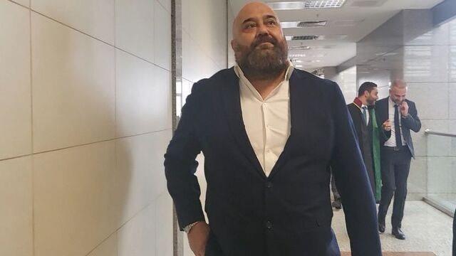 <p><span style="color:#B22222"><strong>SOMER ŞEF HAKİM KARŞISINDA!</strong></span></p>
<p>Beşiktaş'ta devraldığı restoranın istinat duvarı çökerek bir kişinin öldüğü olaya ilişkin ortağı ve mülk sahipleriyle birlikte yargılanan ünlü şef Somer Sivrioğlu, hakim karşısına çıktı.</p>
<p> </p>