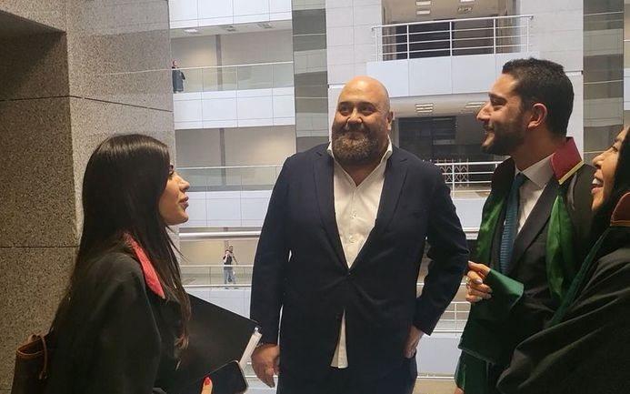 <p>İstanbul Beşiktaş'ta, ünlü şef Somer Sivrioğlu'na ait restoranın bahçe duvarının çökmesi sonucu oradan geçen 1 kişinin yaşamını yitirmesine ilişkin görülen davaya devam edildi. Bilirkişi raporunda denetim eksikliği nedeniyle İBB'nin yanı sıra restoran yetkilileri ve mülk sahiplerinin de kusurlu olduğu belirtildi. Sivrioğlu, savunmasında, "Söz konusu duvarın bizim sorumluluğumuz alanında olduğunu bile bilmiyordum, yaklaşık 1 metrelik mesafe farkı olduğundan belediyenin sorumluluk alanında olduğunu düşünüyordum." ifadelerini kullandı.</p>

<p> </p>
