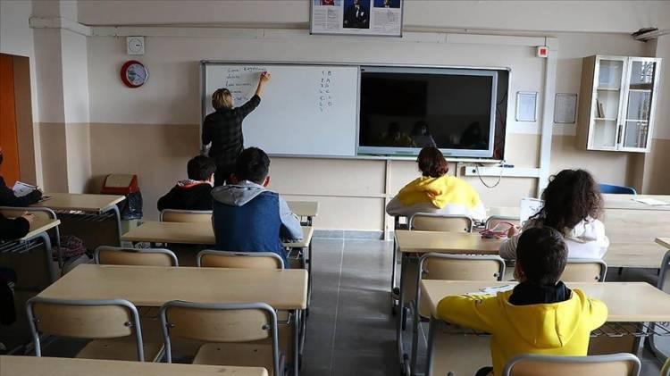 <p>Tekin, tüm sınıfları kapsayacak şekildedüzenlenen müfredat değişikliği için, "Çocuklarımıza gereksiz, düzeylerinin üstünde bir bilgi yüklemesi yapmayacağız. Derslerin tamamında sadeleşme olacak." diye konuştu.</p>
