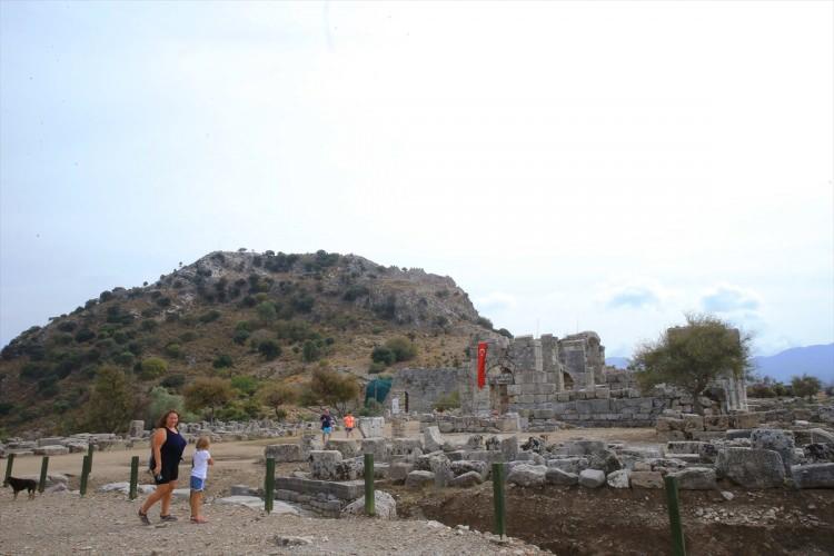 <p>Çörtük, antik kentteki çalışmaların Kültür Turizm Bakanlığı Kültür Varlıkları ve Müzeler Genel Müdürlüğü, Döner Sermaye İşletmesi Merkez Müdürlüğü, Türk Tarih Kurumu, Muğla Valiliği Yatırım İzleme ve Koordinasyon Başkanlığı ile Muğla Çevre Vakfı tarafından destek verildiğini sözlerine ekledi.</p>

<p> </p>
