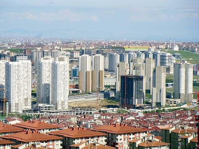 <p><span style="color:#B22222"><strong>57 İLİ GERİDE BIRAKAN İLÇE</strong></span></p>
<p><strong>İstanbul'un Esenyurt ilçesi, 977 bin 489 nüfusuyla Türkiye'nin en kalabalık ilçesi olarak öne çıktı ve 57 ili nüfus bazında geride bıraktı.</strong></p>
<p> </p>