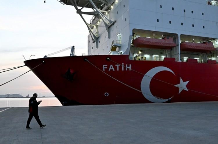 <p>Yüksek teknolojiye sahip dünyadaki ilk 5 gemi arasında yer alan Fatih, açık derin deniz (offshore deep gas) sondajı gerçekleştiriyor.</p>