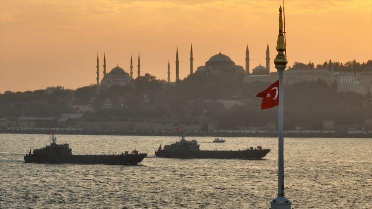 <p>İstanbul boğazında gerçekleşen geçiş töreni milyonlarca vatandaş tarafından izlendi. </p>