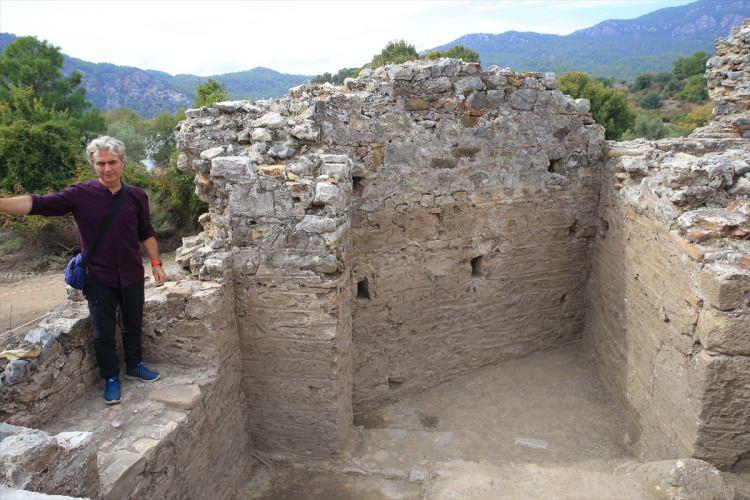 <p>Alanda sürdürdükleri çalışmalar ilerledikçe yeni yapıların da gün yüzüne çıkmaya başladığına işaret eden Çörtük, "Caminin hemen güney ucunda kare planlı bir yapı tespit ettik. Türk İslam sanatı uzmanı hocalarımızla yerinde yaptığımız incelemelerde kare planlı bu yapının bir kubbeyle örtülen ve Osmanlı döneminin, ecdadın mirası bir türbe olduğunu belirledik. Hatta benzer bir plana sahip örneklerini Beçin Kalesi'nde de görmekteyiz. Yandan pandantif geçişleri korunmuş, kuzeyden de bir girişi olan kare planlı yapı Kaunos'ta Türk ve Osmanlı izlerinin bir delili olarak gün yüzüne çıktı." diye konuştu.</p>

<p> </p>

<p> </p>
