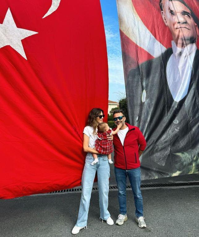 <p>Ünlü şef Arda Türkmen, eşi Melodi Elbirliler ve kızı Siena Ada ile birlikte 29 Ekim kutlamalarını paylaştı. Arda Türkmen, aile fotoğraflarına<em><strong> "Cumhuriyetimiz 100, kızımız da neredeyse 1 yaşında. 29 ekim cumhuriyet bayramımız ve Türkiyemizin 100üncü cumhuriyet bayramı kutlu olsun!"</strong></em> notunu düştü. </p>
