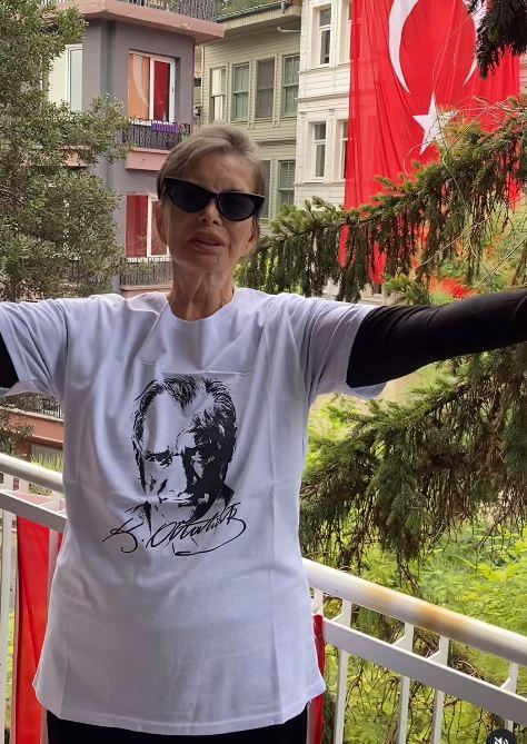 <p>Yeşilçam'ın ünlü isimlerinden Filiz Akın, evinin balkonundan bayrak salladağı görüntüleri sosyal medya hesabından paylaştı. Ünlü sanatçı, paylaşımına <em><strong>"Sana olan aşkımız sonsuza kadar ulu önderimiz Atatürk Yaşasın Cumhuriyet ve kazanımları <br />
Düşünüyorum da bu çok özel yılı tüm sağlık sorunlarıma rağmen kutlamayı yaşayabildiğim için şükürler olsun …Cumhuriyetin Yüzüncü Yılı ve en büyük bayramımız<br />
hepimize kutlu olsun." </strong></em>notunu düştü. </p>
