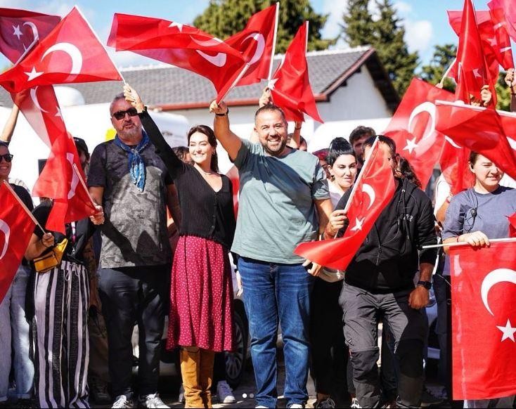 <p><strong>Netflix'te </strong>yayınlanacak olan <strong>'Bir İhtimal Daha Var' </strong>dizisinin setinden 29 Ekim Cumhuriyet Bayramını kutlayan ünlü oyuncu Ata Demirer o anları sosyal medya hesabından paylaştı. Ata Demirer, paylaşımında <em><strong>"Yaşasın Cumhuriyet!"</strong></em> ifadelerini kullandı.</p>
