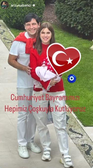 <p>Sosyetenin tanınmış isimlerinden Arzu Sabancı, 29 Ekim'de oğlu Hacı Sabancı ve gelini Nazlı Sabancı'yı torunuyla birlikte paylaşarak kutladı. Sosyal medya hesabından yaptığı paylaşımla dikkat çeken Arzu Sabancı, torunu Arzu Alara'nın yüzüne emoji koyarak "Cumhuriyet Bayramımızı hepimiz coşkuyla kutluyoruz." dedi. </p>
