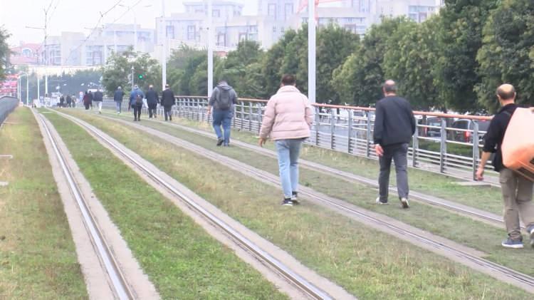 <p>Hastaneden evine dönen Filiz Güler "Hastaneden geliyorum, arıza var dediler. Bende yürüyorum. Bir önceki durakta indirdiler bizi. Gideceğim yere araç yok, o yüzden yürüyeceğim" dedi.<br />
</p>