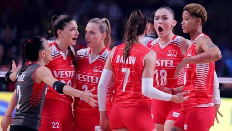 <p>Türkiye Voleybol Ligi, Türkiye’nin en çok ilgi gören liglerinden biridir. Ligde oynayan voleybolcuların kazançları, kulüpten kulübe ve oyuncudan oyuncuya değişebilir. Ancak, ligde oynayan oyuncuların ortalama kazançları 100.000 TL ile 500.000 TL arasındadır.</p>
