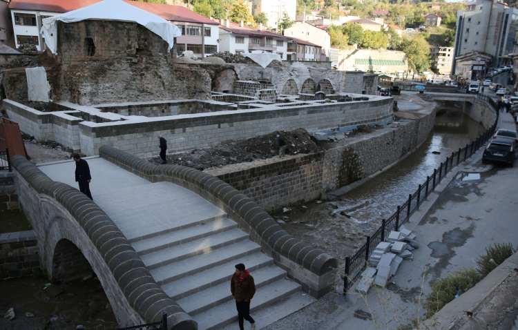 <p>Bitlis'in tarihi dokusunun ortaya çıkarılması amacıyla hayata geçirilen "Dere Üstü Kentsel Dönüşüm Projesi" kapsamında yürütülen çalışmaların büyük bölümü tamamlandı.</p>
