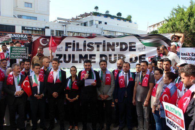 <p>1948 Yılından bu yana devam eden çatışmaların kronikleşmiş bir hal aldığı Filistin’de; katil İsrail 7 Ekimden bugüne küresel vicdanı derinden yaralayan, çok sayıda sivil can kaybının yaşandığı yeni bir çatışma ortamı oluşturmuştur.</p>

<p>Her karış toprağının yoğun bombardımana tabi tutulduğu, orantısız gücün, savaşlarda dahi kullanımı yasak olan fosfor bombalarının kullanıldığı, en temel insan haklarının dahi hiçe sayıldığı, insanlık onurunun ayaklar altına alındığı Filistin’de, İsrail tarihe bir kez daha adını kara leke ile yazdırmıştır.</p>
