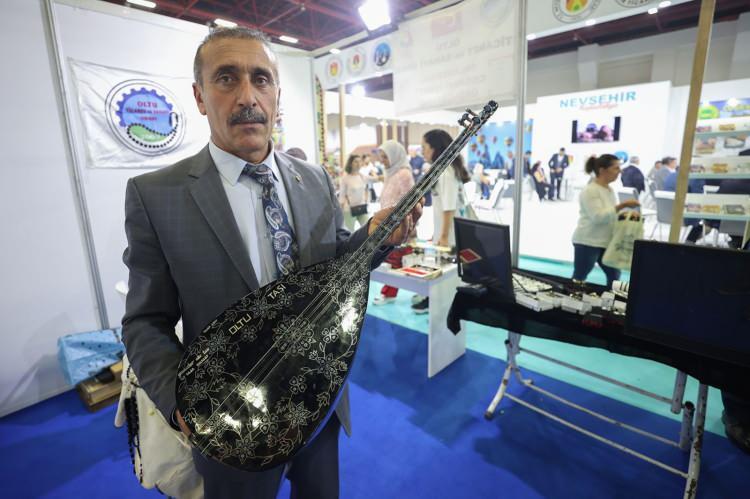 <p><span style="color:#000000"><strong>Oltu'daki zanaatkarların hayallerini oltu taşı ile işledikleri eserleri görenler şaşkınlığını gizleyemedi.</strong></span></p>