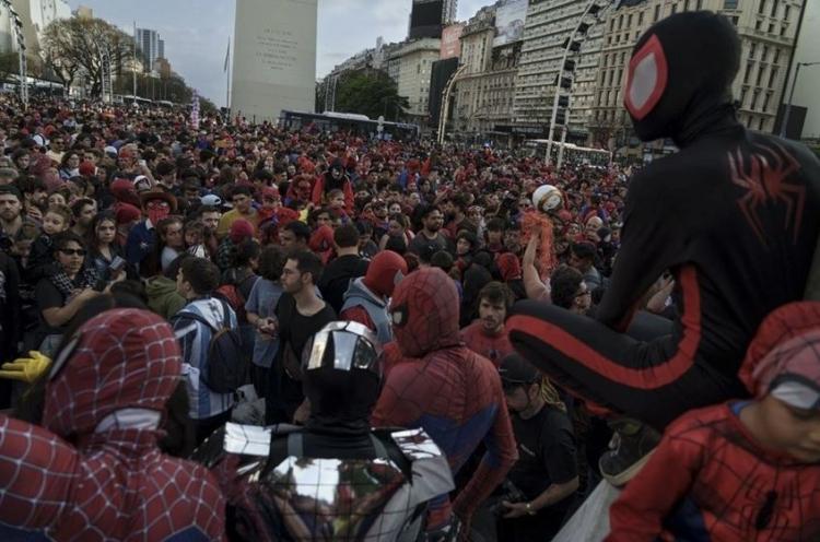 <p><strong>Arjantin'de yüzlerce örümcek adam kostümü giymiş insanlar bir araya geldi. Guinness Rekorlar Kitabı'na girmek için toplanan örümcek adam kalabalığı ilginç görüntüler oluşturdu. </strong></p>
