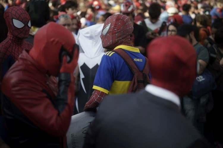 <p><strong>Yüzlerce kişi bir araya gelerek, tek bir etkinlikte ünlü Marvel süper kahramanı gibi giyinen 685 kişiyle Malezya'da kırılan mevcut Guinness Dünya Rekorunu kırmayı hedefledi.</strong></p>
<p> </p>