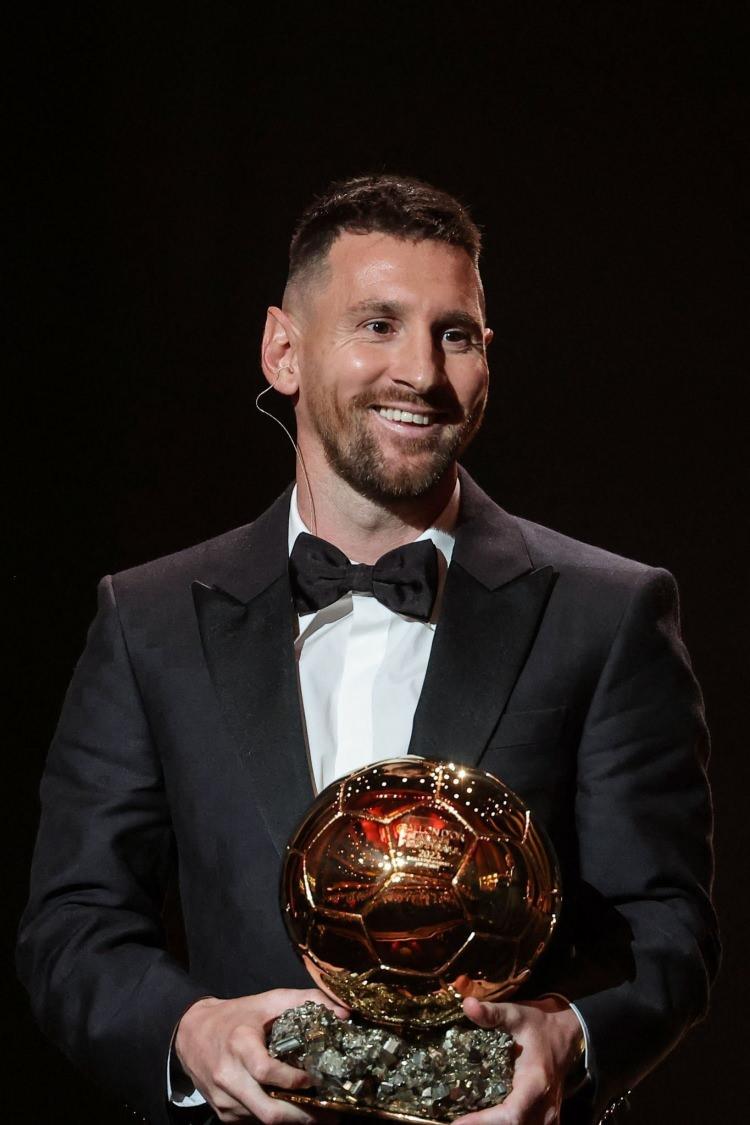 <p>Arjjantin'le Dünya Kupası şampiyonluğu yaşayan Lionel Messi, altın top ödülünün (Ballon d'Or) sahibi oldu.</p>
