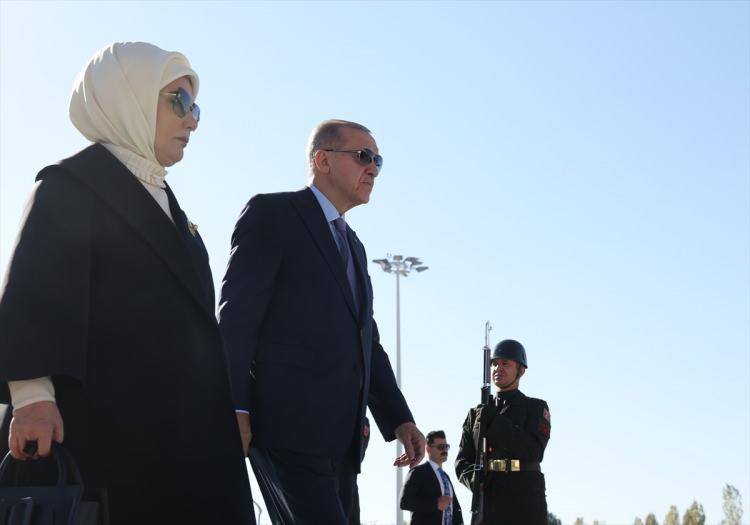 <p>Cumhurbaşkanı Erdoğan'a eşi Emine Erdoğan'da eşlik etti. </p>
