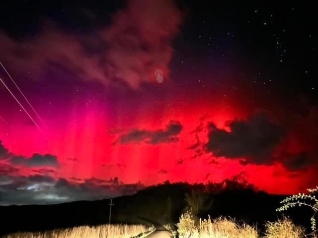 <p>Kuzey ışıklarının bazı ülkelerin turizmine de önemli katkı sunduğunu ifade eden Alaeddinoğlu, <strong>"Kuzey ışıklarını görmek, fotoğraflamak isteyen birçok insan, kutuplara yakın ülkeleri ziyaret ediyor. Ekvator'a yakın ülkelerde bu ışıkların sıklıkla görülme şansı çok düşük. Ülkemizde de birkaç ilde görüldü. Vatandaşlarımız da ışıkları görme, fotoğraflama imkanı buldu. Ülkemizde kırmızı tonlarda görülen ışıklar, kuzeydeki ülkelerde yeşil tonlarda görülecektir."</strong> diye konuştu.</p>
