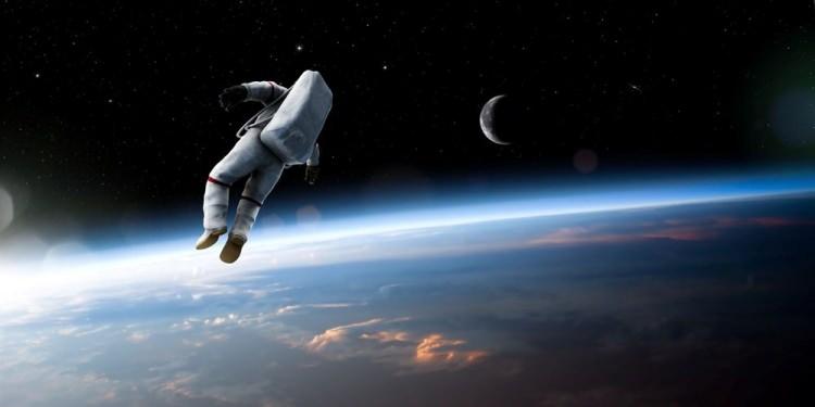 <p>NASA astronotlarının bir hatası ilginç bir olayın yaşanmasına neden oldu. Bilim insanları ve diğer uzmanların paylaşımlarına göre, <strong>1 Kasım'da Uluslararası Uzay İstasyonu'nda gerçekleştirilen ve tamamı kadınlardan oluşan nadir bir uzay yürüyüşü sırasında beyaz, el çantası benzeri alet çantası iki astronotun elinden kayıp gitti.</strong></p>
