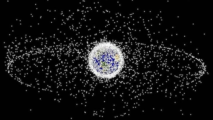 <p>Avrupa Uzay Ajansı, Eylül 2023 itibariyle 11.000 ton uzay nesnesinin Dünya yörüngesinde dolaştığını tahmin ediyor. Buna, bir uyduya ya da rokete çarpmaları halinde büyük hasara yol açabilecek 10 cm'den büyük 36.500 parça enkaz da dâhildir.</p>
