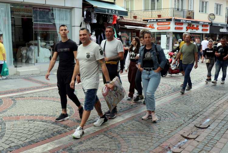 <p>Oluşan yoğunluğun, kentteki arz-talep dengesinde herhangi bir sıkıntı yaratmayacağını da kaydeden Kılıçcıgil, "Bulgaristan nüfusu 7 milyonluk bir ülke. Hafta sonunda Edirne'ye müracaat edenleri değerlendirdiğimizde ve bunların 90 milyonluk güçlü bir ülkenin arz-talep dengesinde bir sorun yaratması mümkün değil. Sadece Edirne'de de değil, Türkiye'nin birçok sınır kapısında sınıra yakın şehirlerinde benzer durumlar söz konusu." dedi.</p>
