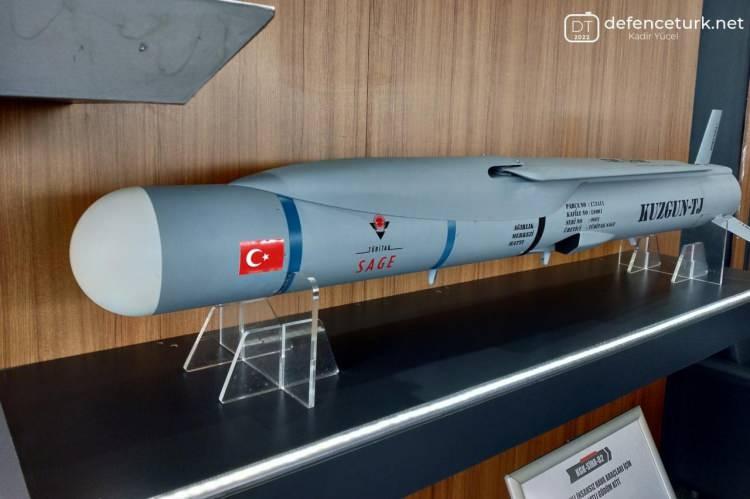 <p><strong>KUZGUN-TJ</strong></p>
<p> </p>
<p>0.9 Mach hızda ve 20000 ft irtifadan atıldığında 180 km azami menzile sahip KUZGUN-TJ 60 dakikalık bir azami varış süresine sahip. Seyir füzeleriyle benzer uçuş karekteristiklerine sahip olacak KUZGUN-TJ’nin hedefe varış süresinin izlenen uçuş rotasına göre önemli ölçüde değişiklik göstereceği unutulmamalıdır.</p>