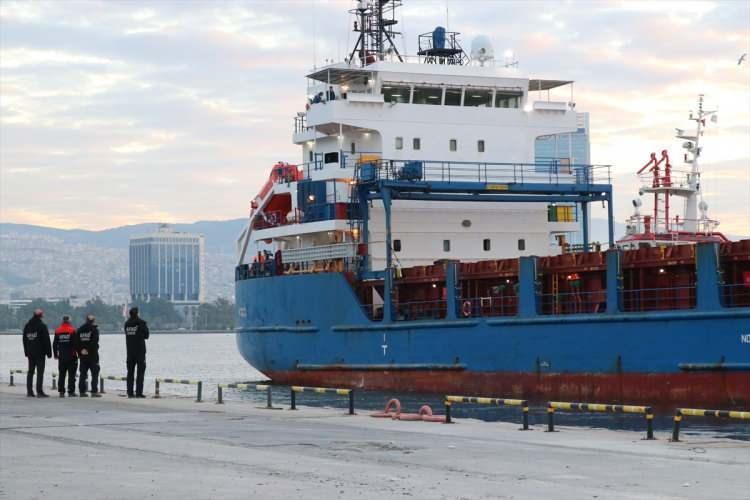 <p>İzmir Alsancak Limanı'na önceki gece demirleyen kuru yük gemisine, görevlilerce tıbbi malzemeler ve ambulanslar yüklendi. </p>
