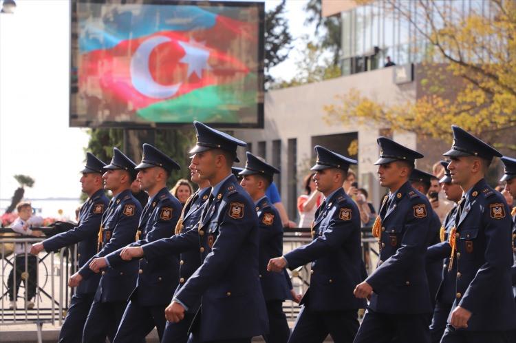 <p>Savaşta, Azerbaycan ordusu 2 bin 908 şehit verdi, 94 sivil Azerbaycanlı Ermenistan'ın saldırısı sonucu yaşamını yitirdi.</p>
