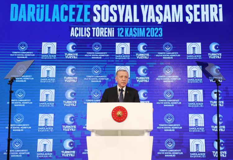 <p>İstanbul Arnavutköy'de inşa edilen Darülaceze Sosyal Hizmet Şehri projesinde sona gelindi. Cumhurbaşkanı Recep Tayyip Erdoğan'ın talimatıyla temeli atılan ve 1.5 yıl gibi kısa bir sürede tamamlanan Darülaceze Hizmet Şehri'nin açılışı gerçekleştirildi. </p>
