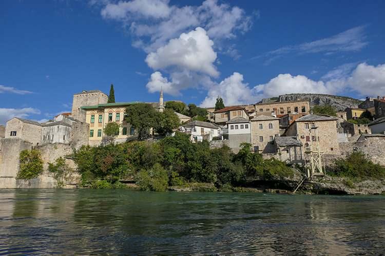 <p>Neretva Nehri'nin en derin ve en dar yerine kurulan köprü tek gözlü ve sivri kemerli şekliyle kesme taştan inşa edilmiş. Köprünün en yüksek yeriyle su arasında 21 metre mesafe bulunuyor.</p>
