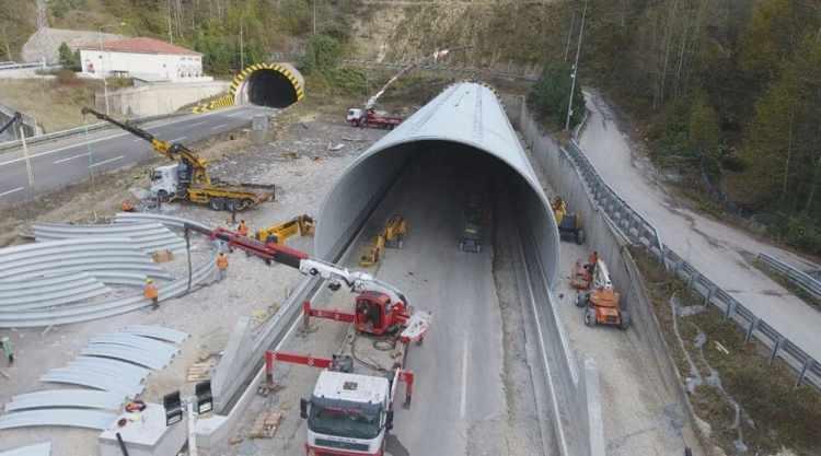 <p>Aynı zamanda orta refüjdeki beton bariyerler 3 kilometre boyunca yenilenerek, 9 Kasım 2023 tarihinde trafiğe açılacağı açıkladığımız yolu, tüm çalışmaları tamamlayarak 7 Kasım Salı günü hizmete açmayı planlıyoruz" dedi.</p>

<p> </p>
