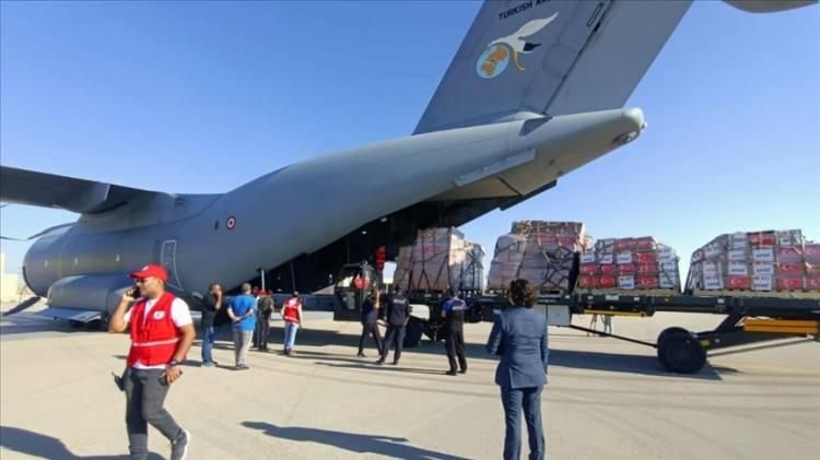 <p>Cumhurbaşkanı Erdoğan'ın talimatıyla yola çıkan yardım uçakları, Gazze’nin Mısır’a açılan tek kapısı Refah Sınır Kapısı’ndan Filistin teslim ediliyor.</p>