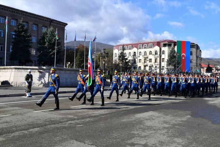 <p>Azerbaycan'ın Hankendi şehrinde, Karabağ Zaferi'nin 3. yılı dolayısıyla askeri geçit töreni düzenlendi.</p>
