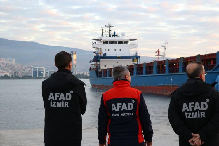 <p>Gönderilen yardım malzemelerini açıklayan Koca, "Ameliyathaneleri ve yoğun bakım üniteleri olan, her türlü iklim şartlarına dayanıklı, tam donanımlı konstrüksiyonlu tip ağır iklim sahra hastanesi ile tam donanımlı şişirilebilir tip sahra hastaneleri ve bu hastanelerde kullanılmak üzere tıbbi ilaç ve tıbbi sarf malzemeleri yer almaktadır. Bunların yanı sıra tam donanımlı 20 ambulans ve UMKE araçları ile sağlık tesislerine enerji desteği sağlamak için jeneratörler de gönderilecek malzemeler arasında yer almaktadır. Mısır Sağlık Bakanlığı ile gerekli koordinasyon çalışmaları devam etmekte olup, söz konusu sahra hastaneleri ve ambulansların, mümkün olması halinde, Gazze'de veya Mısır- Gazze sınırına en yakın noktalara konuşlandırılması planlanmaktadır. Türkiye olarak, bugün gemiyle yola çıkan sağlık yardımlarımız yaklaşık 500 ton ağırlığında ve öncekilerin 3 katını aşıyor. Yardımlarımız artarak devam edecek. Dua edin; Gazze için tüm yollar açık olsun" ifadelerini kullandı.</p>
