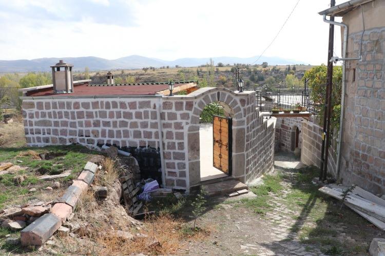 <p>Bu sırada samanlık olarak kullanılan yerleri temizleten Halıcıoğlu, evinin altında bir yer altı şehri olduğunu keşfetti.Evinin altında 200 metre uzunluğunda 2 bin yıllık yer altı şehri buldu.</p>
